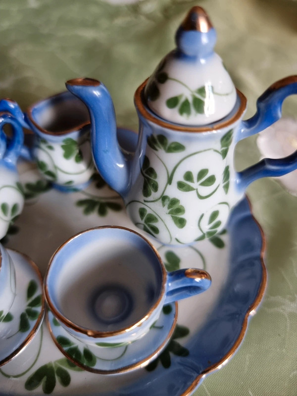 Set tazze da te in ceramica collezione vintage, con toni del blu con rami di foglie verdi